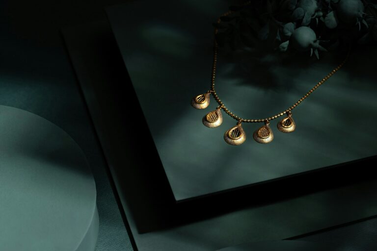 Navigating the 10 essential schools for a career in high jewelry and stone setting Accademia delle Arti Orafe